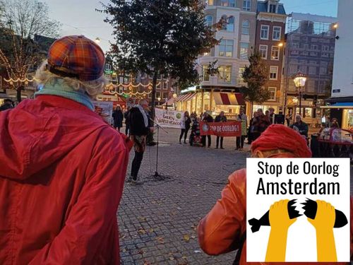 Foto van de bijeenkomst op 24 oktober 2024, met rechtsonder het logo van Stop de Oorlog Amsterdam.