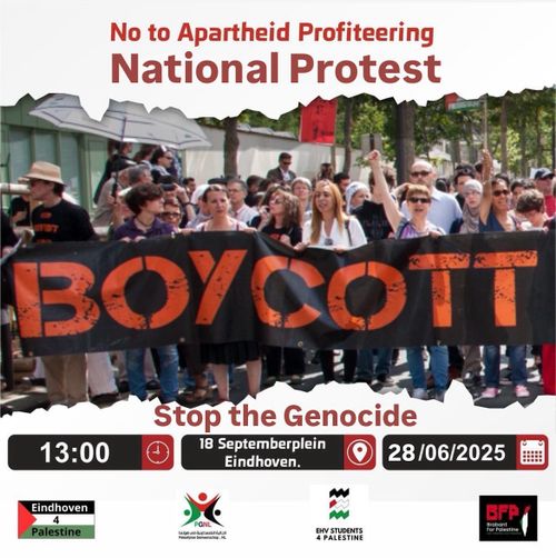 Mensen voorop bij een demonstratie. Houden een grote banner voor, rood op zwarte tekst: "BOYCOTT"